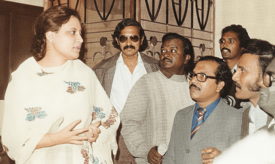 বিএনপির প্রতিষ্ঠাতা ও সাবেক রাষ্ট্রপতি জিয়াউর রহমানের শাহাদাতের পর দলের অস্তিত্ব যখন সংকটে, ঠিক তখনই তিনি প্রথমবারের মতো সাংবাদিকদের মুখোমুখি হন।