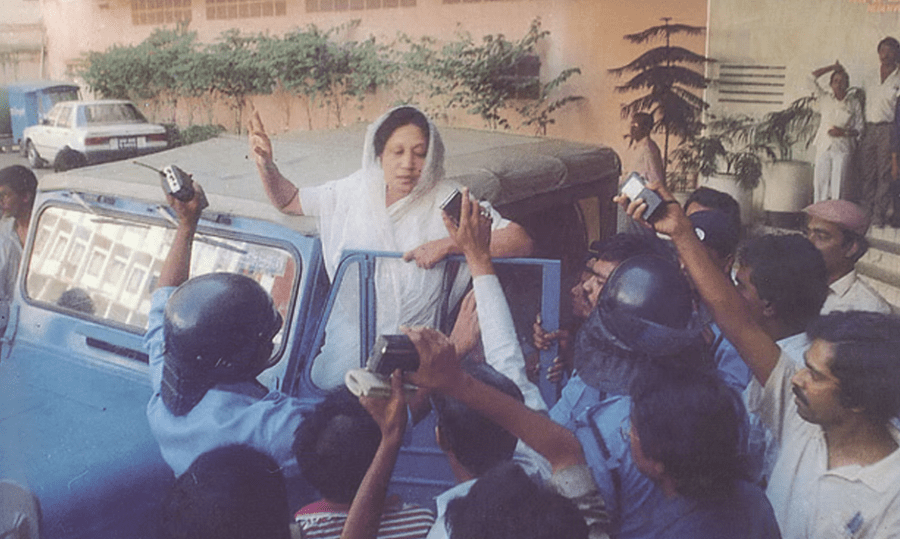 ১৯৮৭ সালের ১০ নভেম্বর ছিল তিন জোটের ঢাকা অবরোধ। তার পরদিন রাজধানীর হোটেল পূর্বাণী থেকে খালেদা জিয়াকে আটক করে পুলিশ