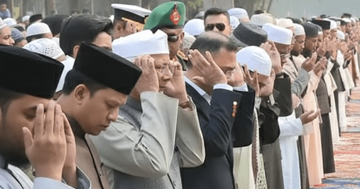 জানাজা নামাজ আদায় করছেন তারেক রহমান। তাঁর পাশে প্রধান উপদেষ্টা অধ্যাপক মুহাম্মদ ইউনূস